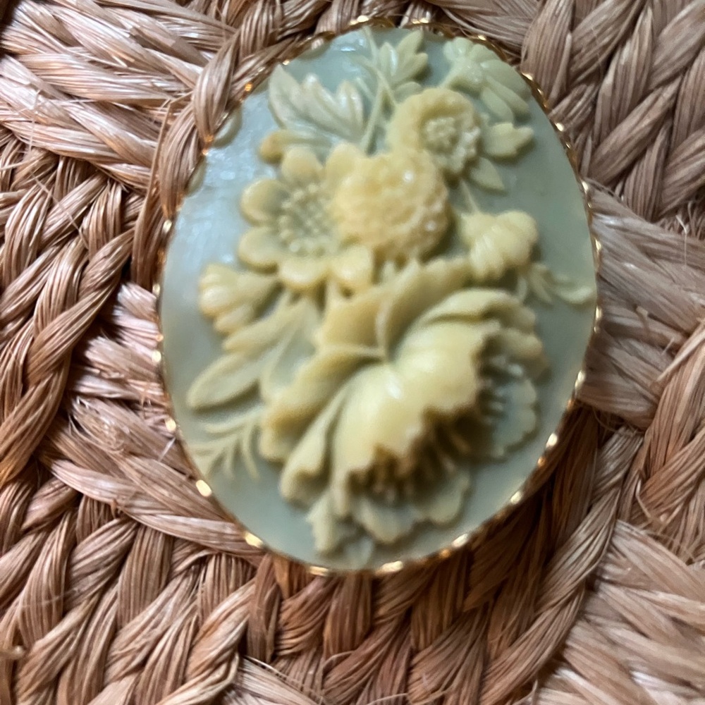 Vintage Floral Cameo Br
